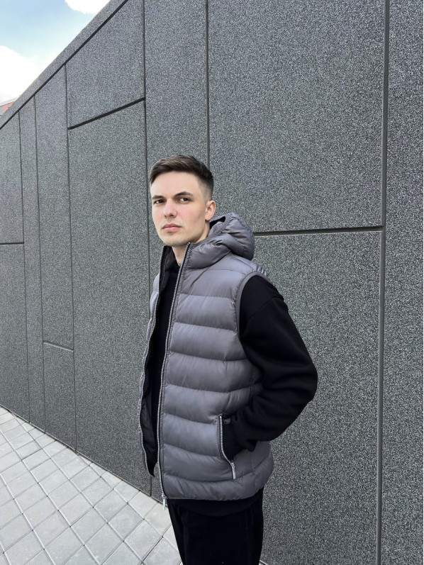 Стьобаний жилет із капюшоном