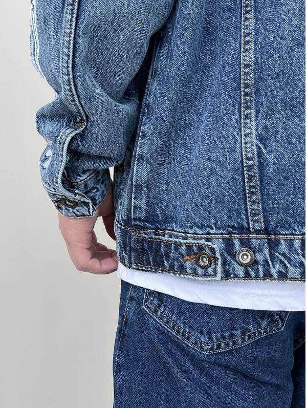 Oversize джинсовка з вишивкою на рукавах