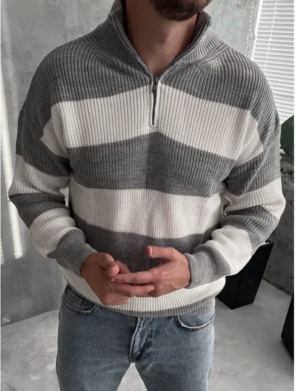 Об’ємний светр у смужку