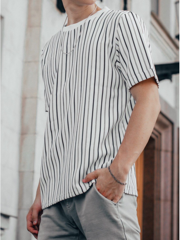 Oversize футболка у чорну смужку