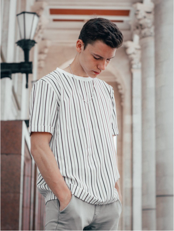Oversize футболка у чорну смужку