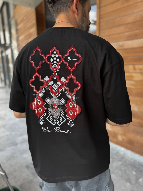 Oversize футболка з вишивкою