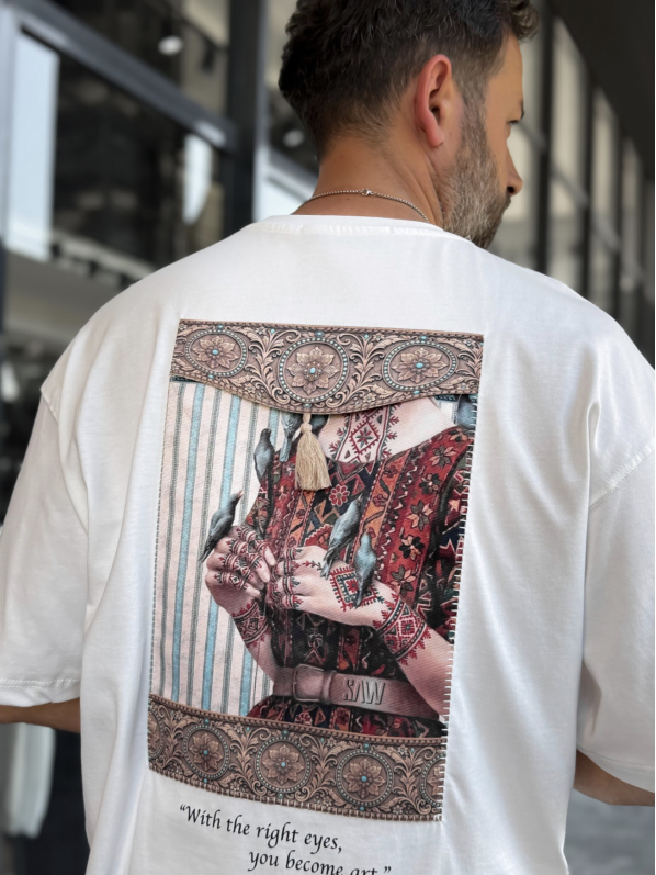 Oversize футболка з вишивкою